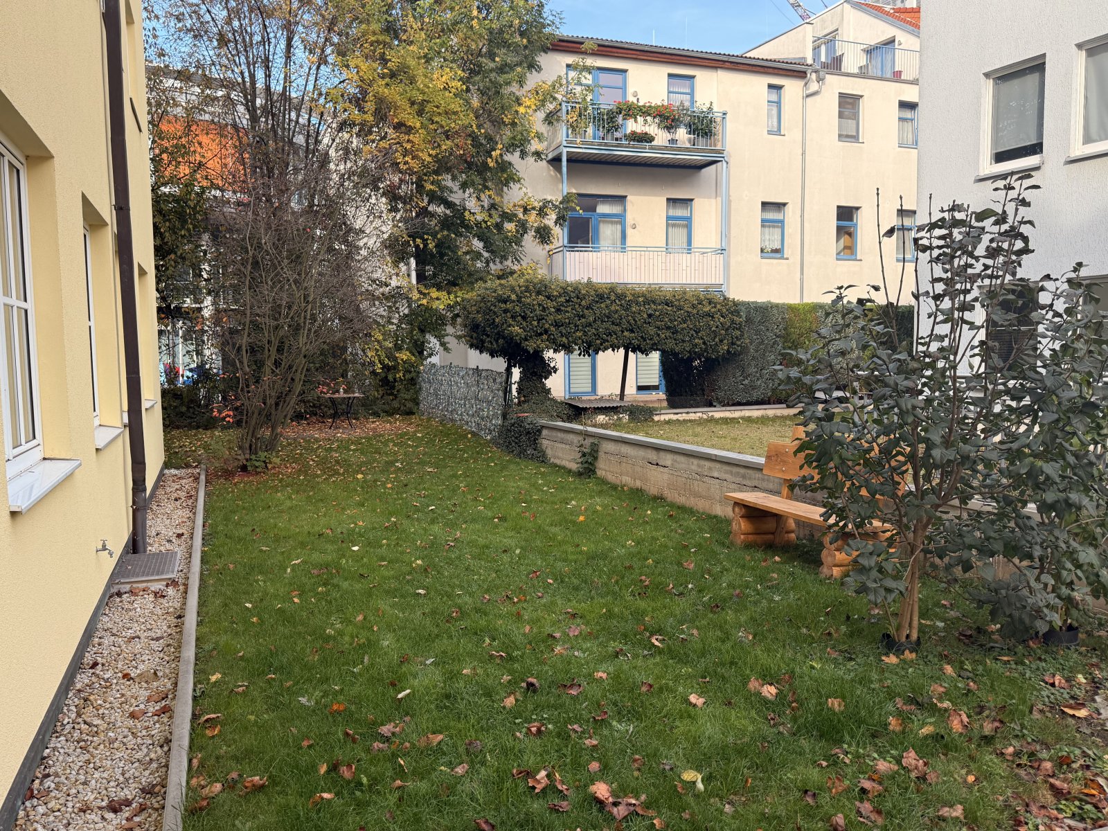 Büroeinheit mit 3 Tiefgaragen-Stellplätzen, Teeküche und Aufzug in zentrumsnaher Lage!