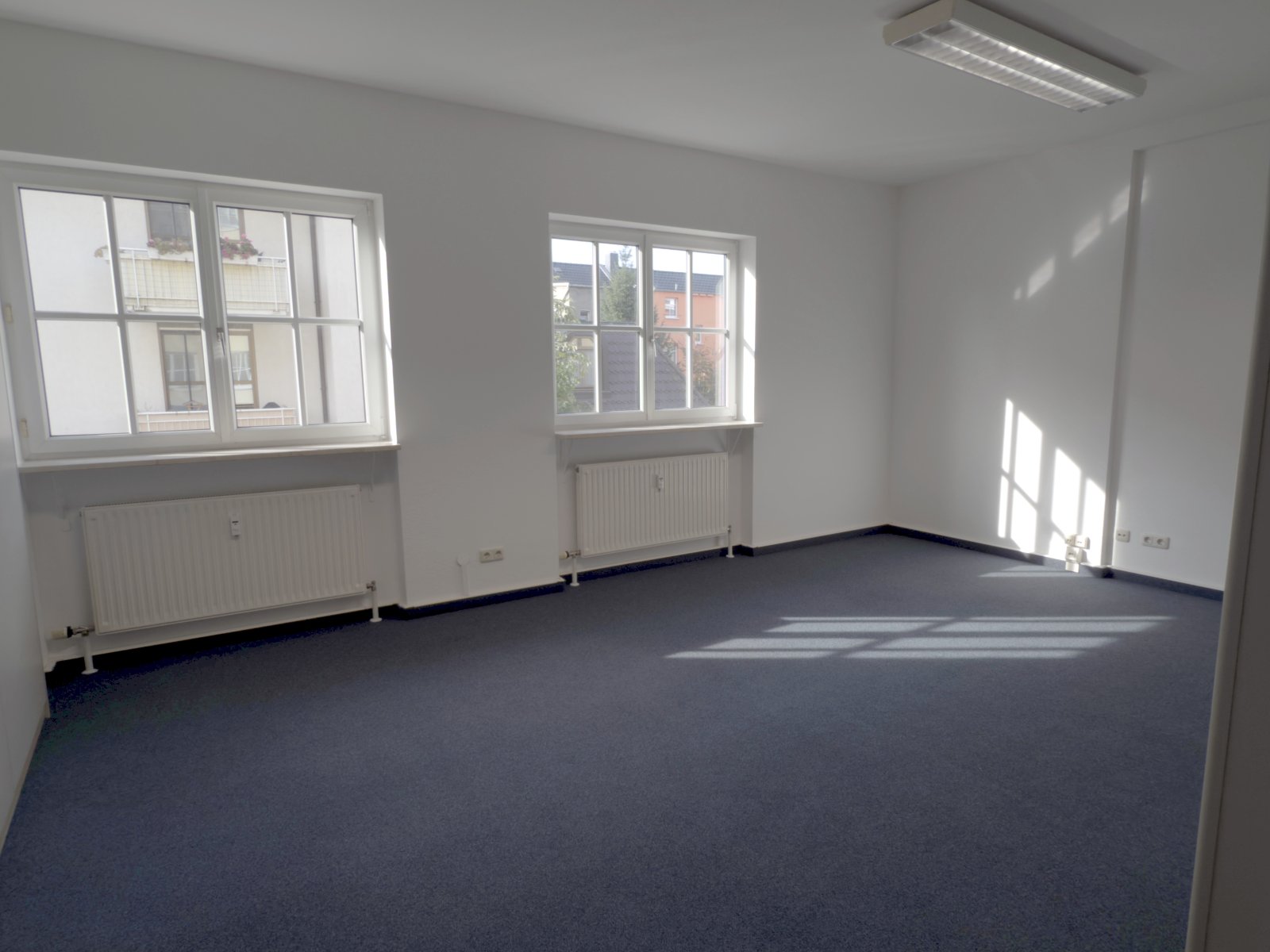 Büroeinheit mit 3 Tiefgaragen-Stellplätzen, Teeküche und Aufzug in zentrumsnaher Lage!