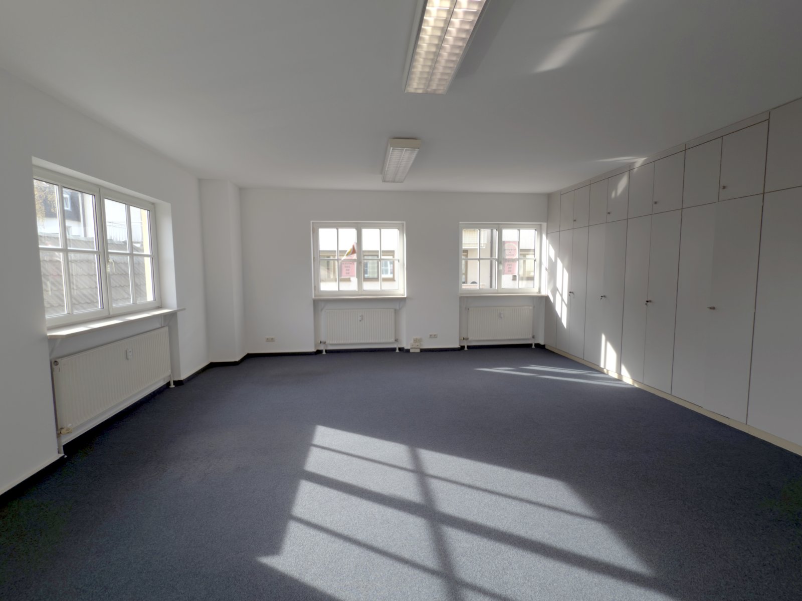 Büroeinheit mit 3 Tiefgaragen-Stellplätzen, Teeküche und Aufzug in zentrumsnaher Lage!