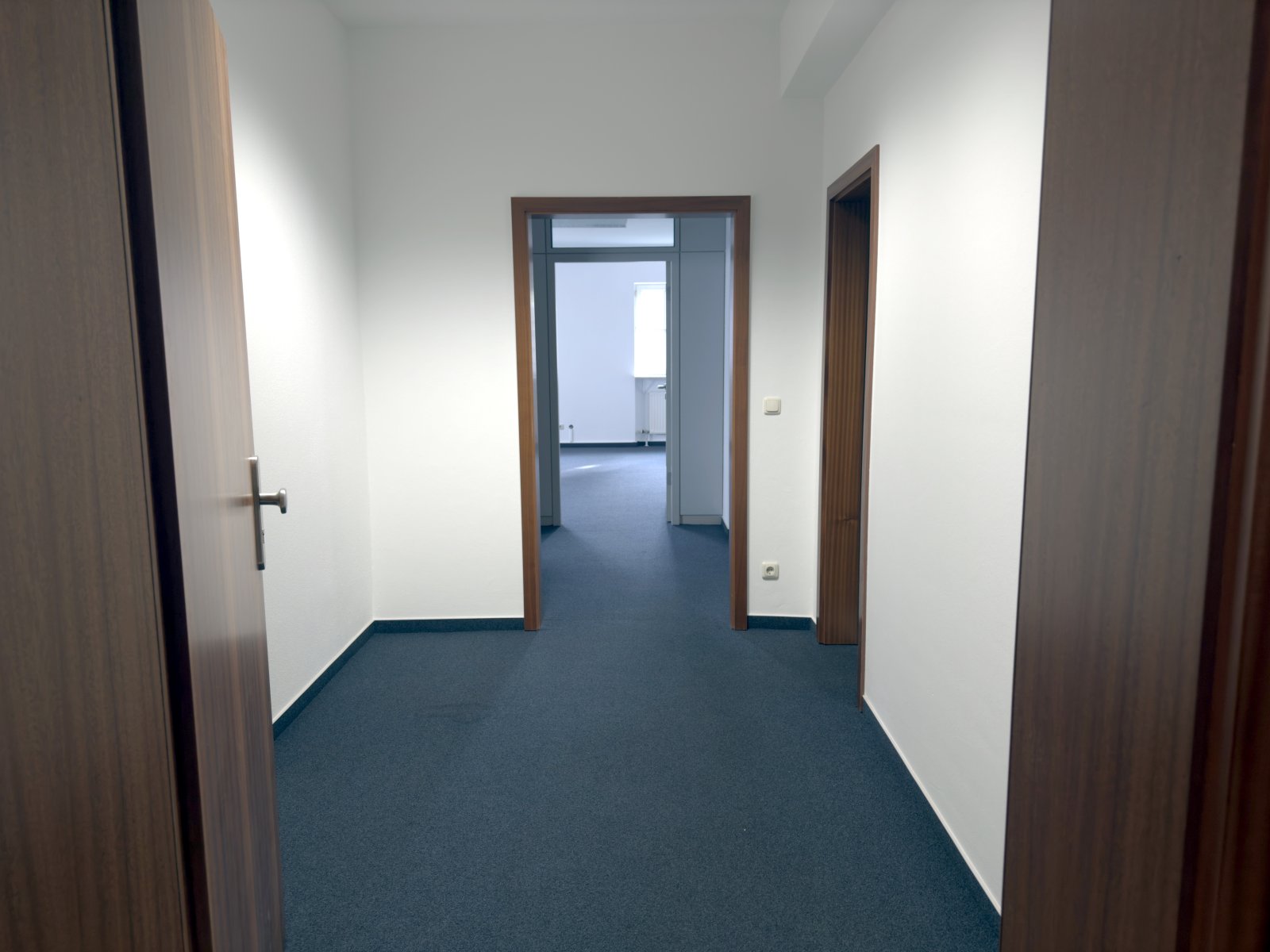 Büroeinheit mit 3 Tiefgaragen-Stellplätzen, Teeküche und Aufzug in zentrumsnaher Lage!