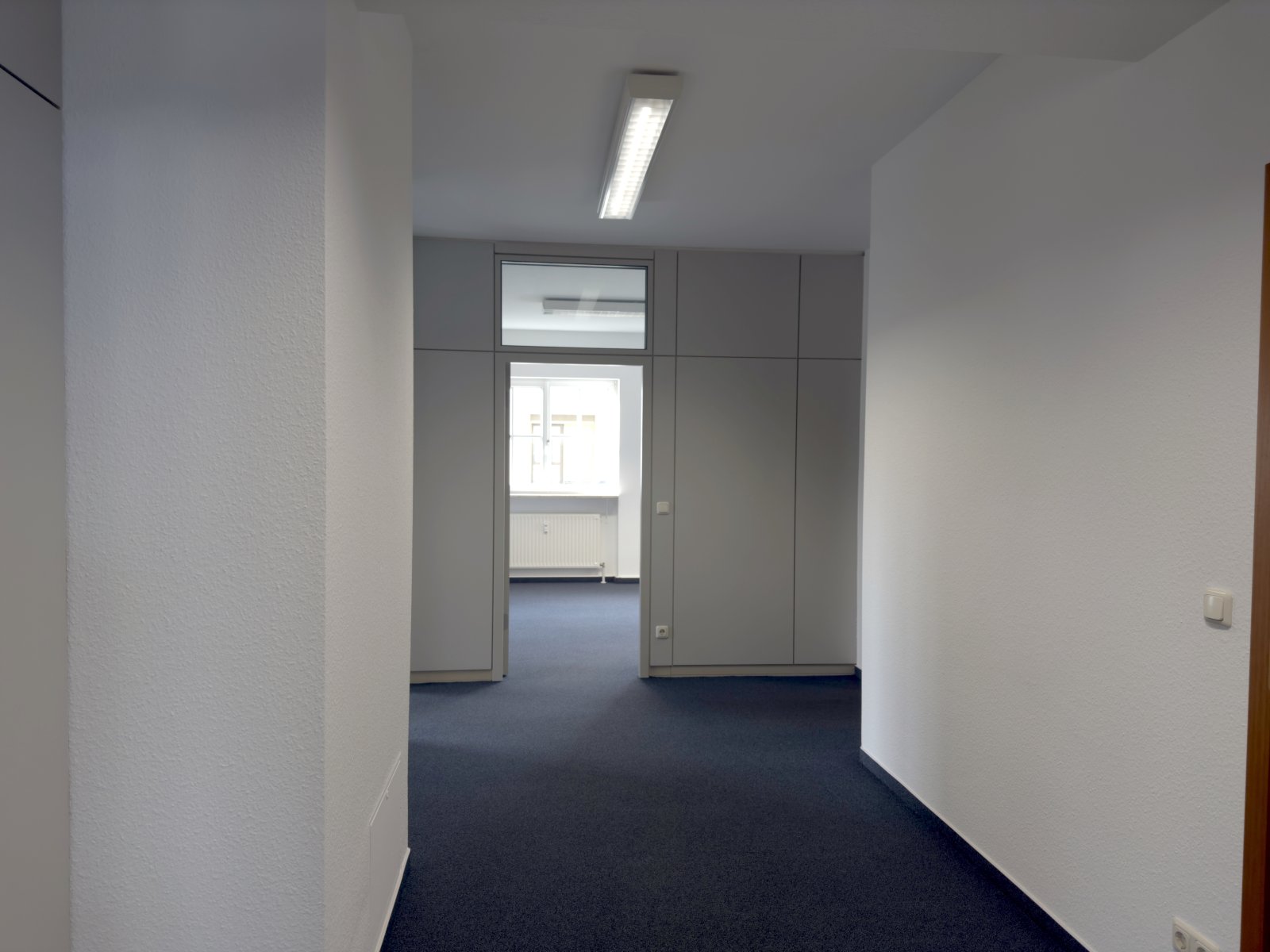 Büroeinheit mit 3 Tiefgaragen-Stellplätzen, Teeküche und Aufzug in zentrumsnaher Lage!