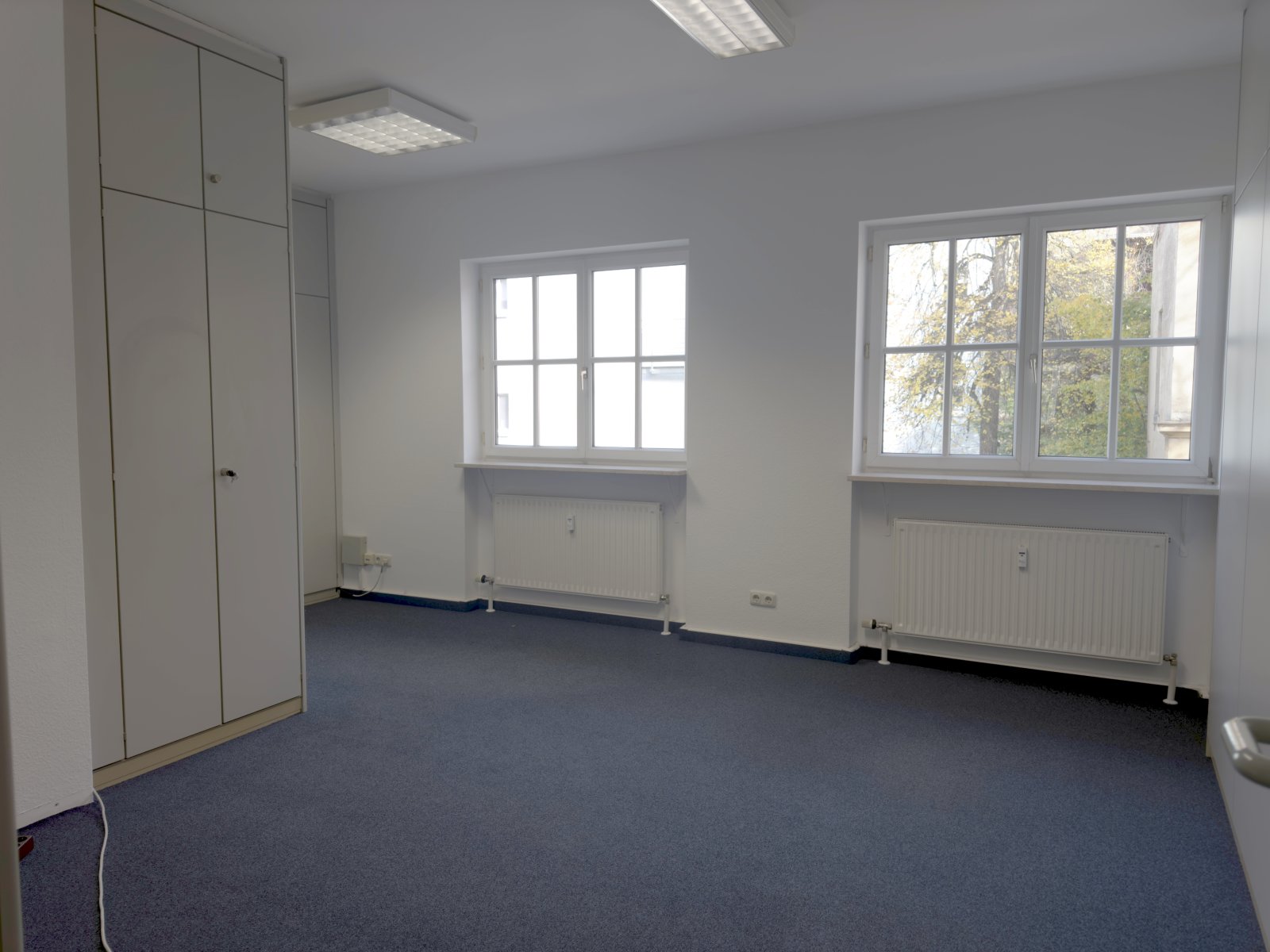 Büroeinheit mit 3 Tiefgaragen-Stellplätzen, Teeküche und Aufzug in zentrumsnaher Lage!