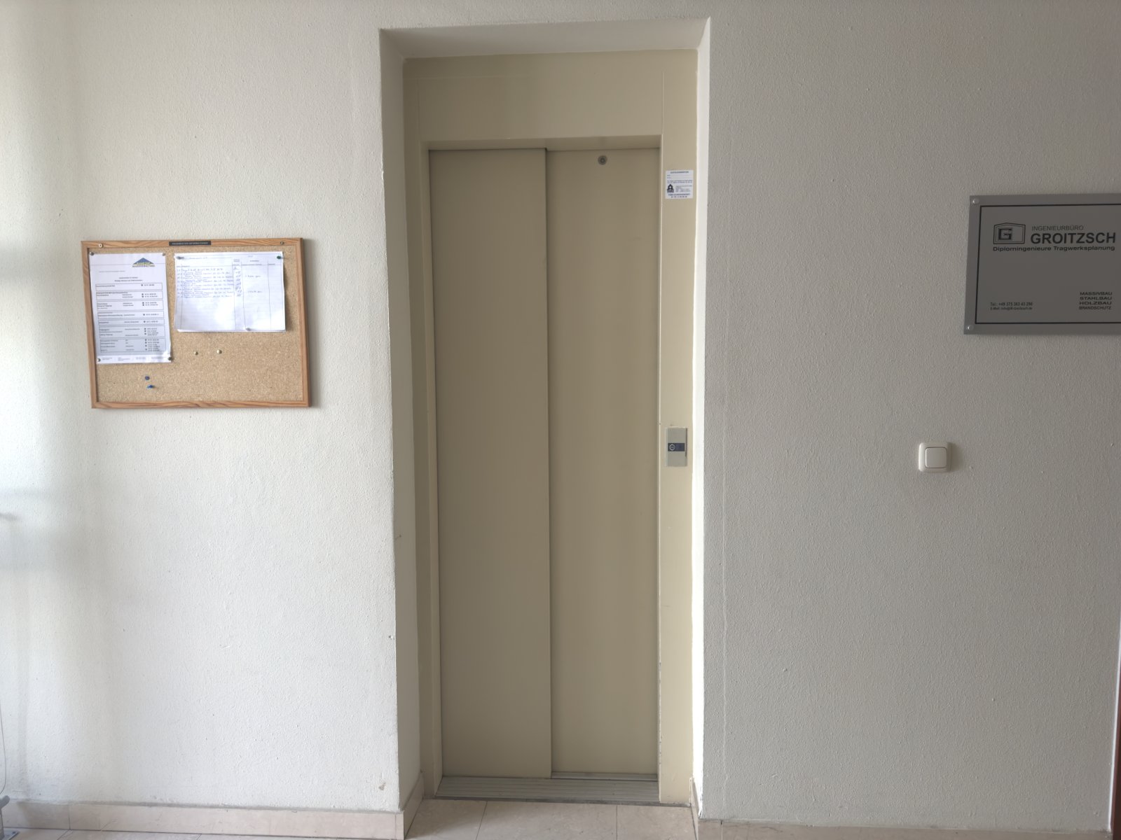 Büroeinheit mit 3 Tiefgaragen-Stellplätzen, Teeküche und Aufzug in zentrumsnaher Lage!