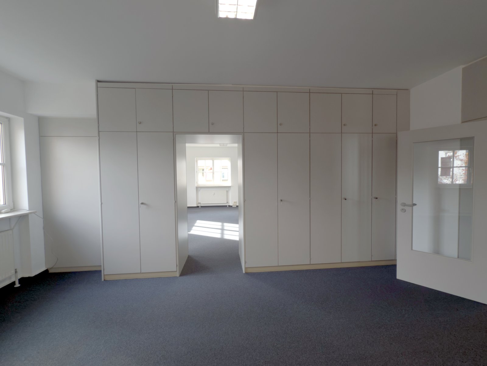 Büroeinheit mit 3 Tiefgaragen-Stellplätzen, Teeküche und Aufzug in zentrumsnaher Lage!