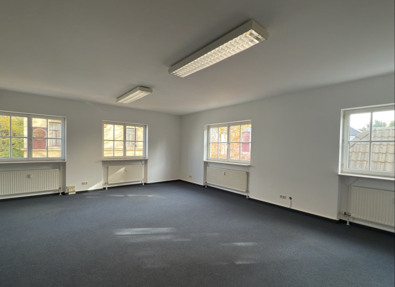 Büroeinheit mit 3 Tiefgaragen-Stellplätzen, Teeküche und Aufzug in zentrumsnaher Lage!