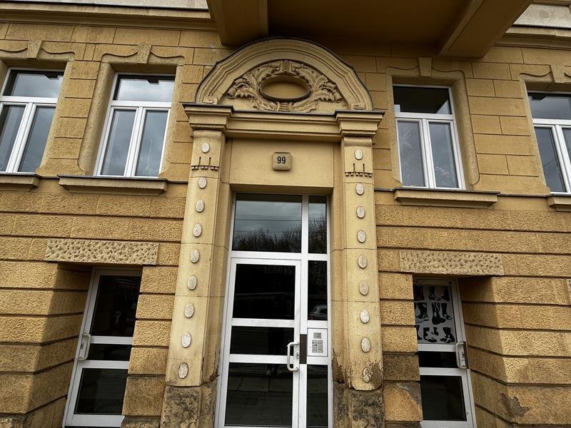 Geräumige, helle 2-Raum-Whg. im EG mit Balkon, Einbauküche und TV im Kochbereich, vermietet!