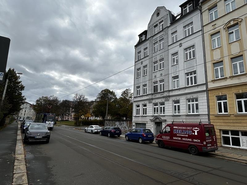 Geräumige, helle 2-Raum-Whg. im EG mit Balkon, Einbauküche und TV im Kochbereich, vermietet!