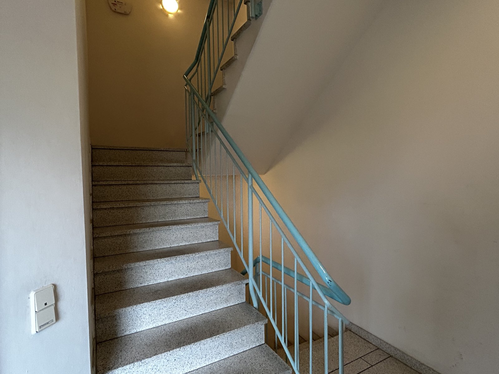 Modern geschnittene 1-Raum-Wohnung mit Loggia in Treuen! Vermietet, Aufzug!