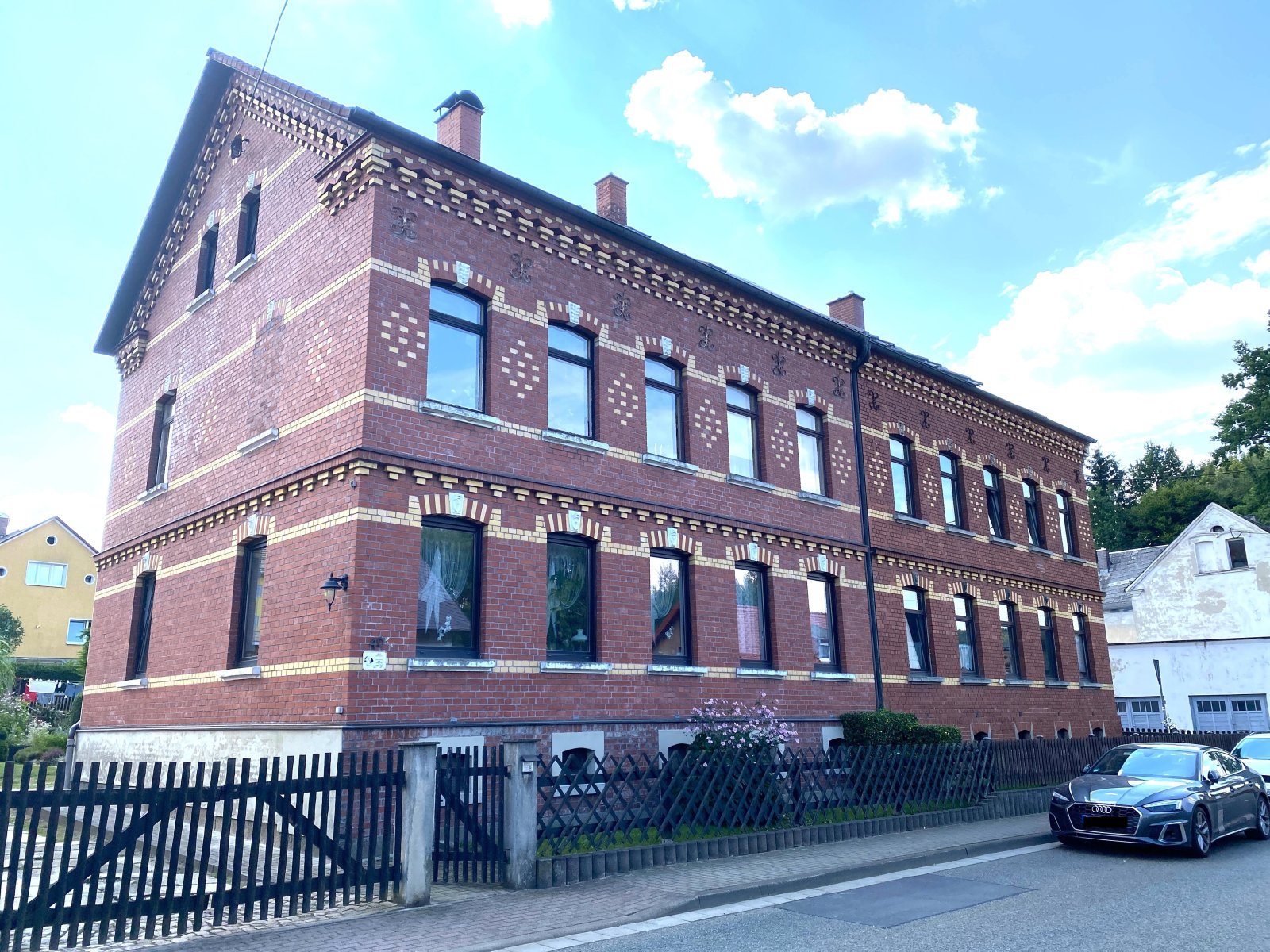 Sanierungsbedürftiges, kleines MFH, Ausbaupotenzial im DG, schönes Grundstück!