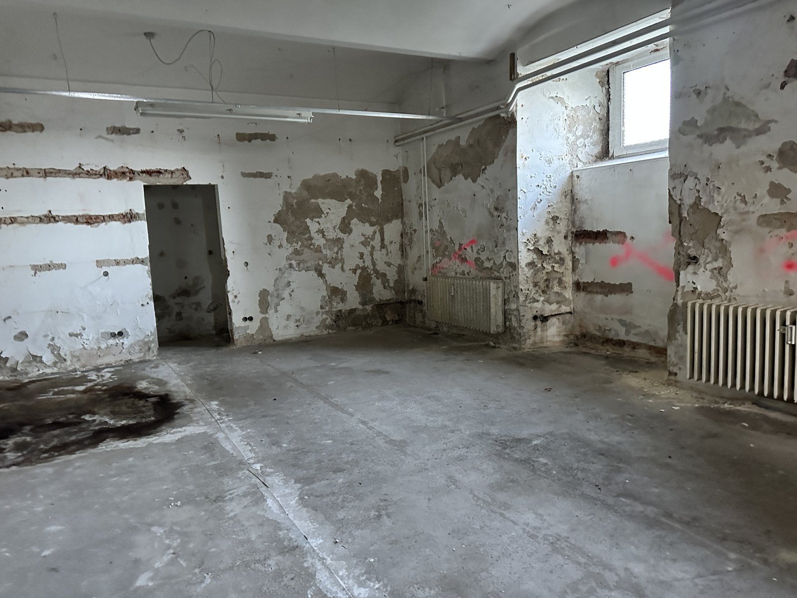 Ehem. MVZ, 42 Stellpl., unvermietet, Denkmalschutz, Sanierungsbedarf