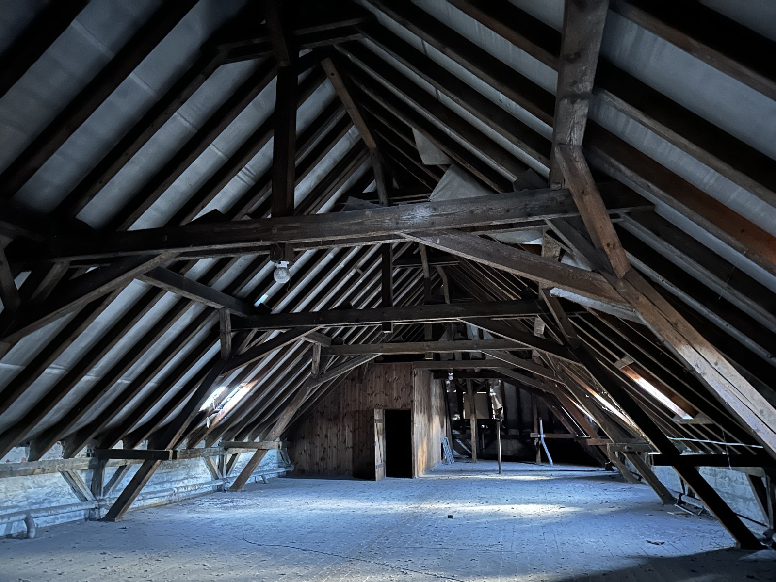 Ehem. MVZ, 42 Stellpl., unvermietet, Denkmalschutz, Sanierungsbedarf