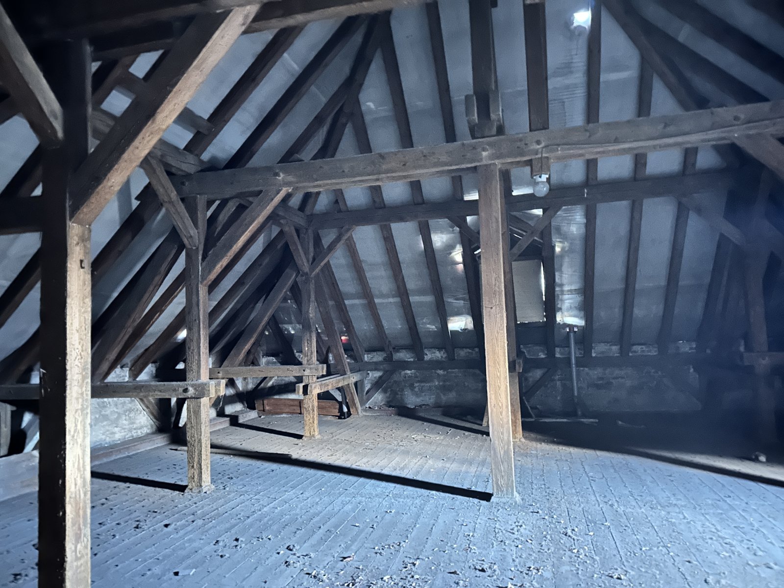 Ehem. MVZ, 42 Stellpl., unvermietet, Denkmalschutz, Sanierungsbedarf