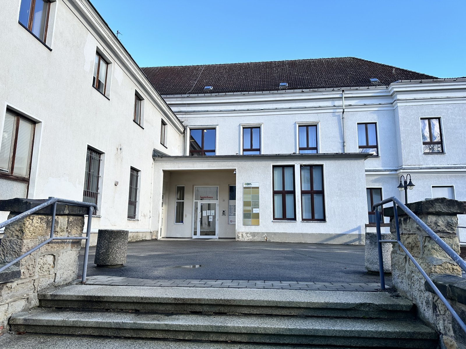 Ehem. MVZ, 42 Stellpl., unvermietet, Denkmalschutz, Sanierungsbedarf