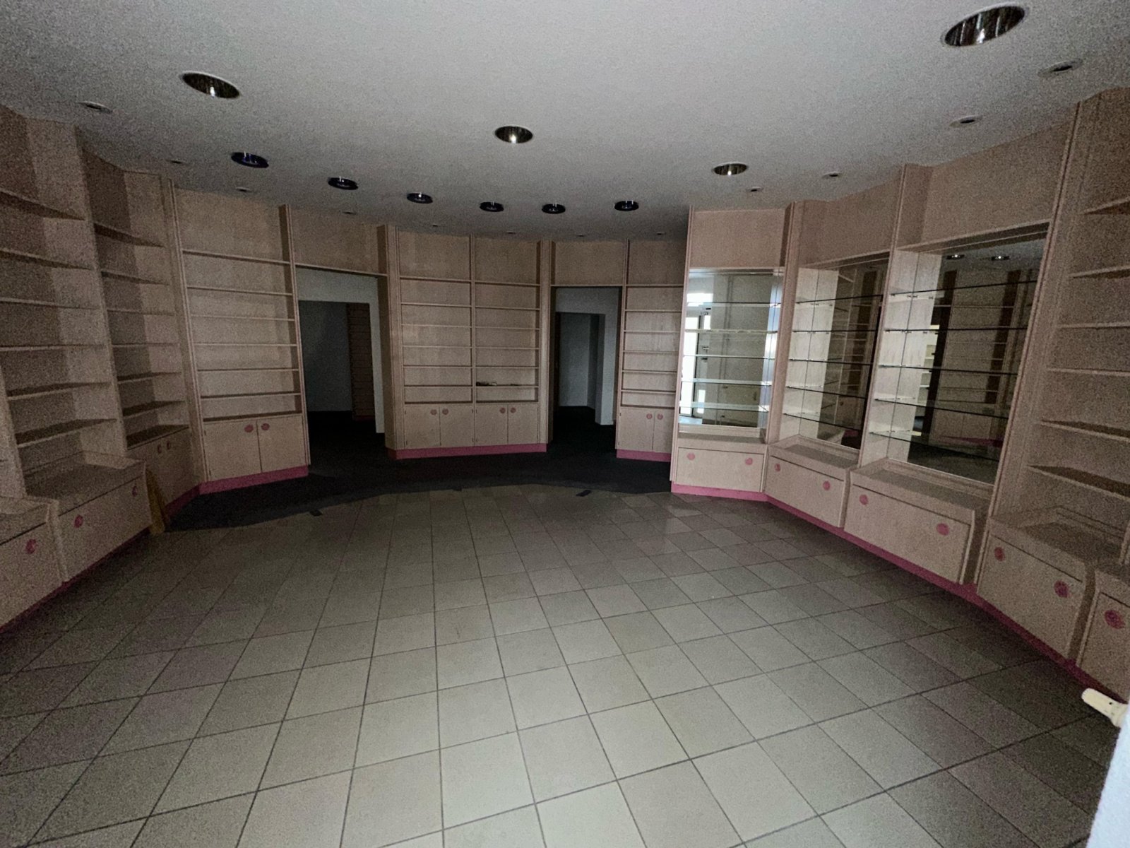 Ehem. MVZ, 42 Stellpl., unvermietet, Denkmalschutz, Sanierungsbedarf