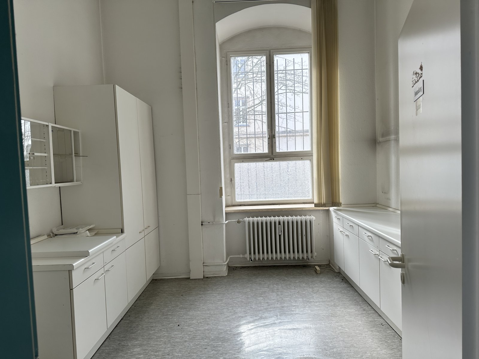 Ehem. MVZ, 42 Stellpl., unvermietet, Denkmalschutz, Sanierungsbedarf