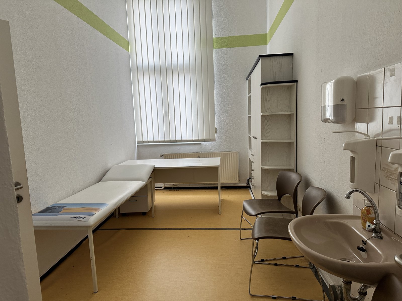 Ehem. MVZ, 42 Stellpl., unvermietet, Denkmalschutz, Sanierungsbedarf