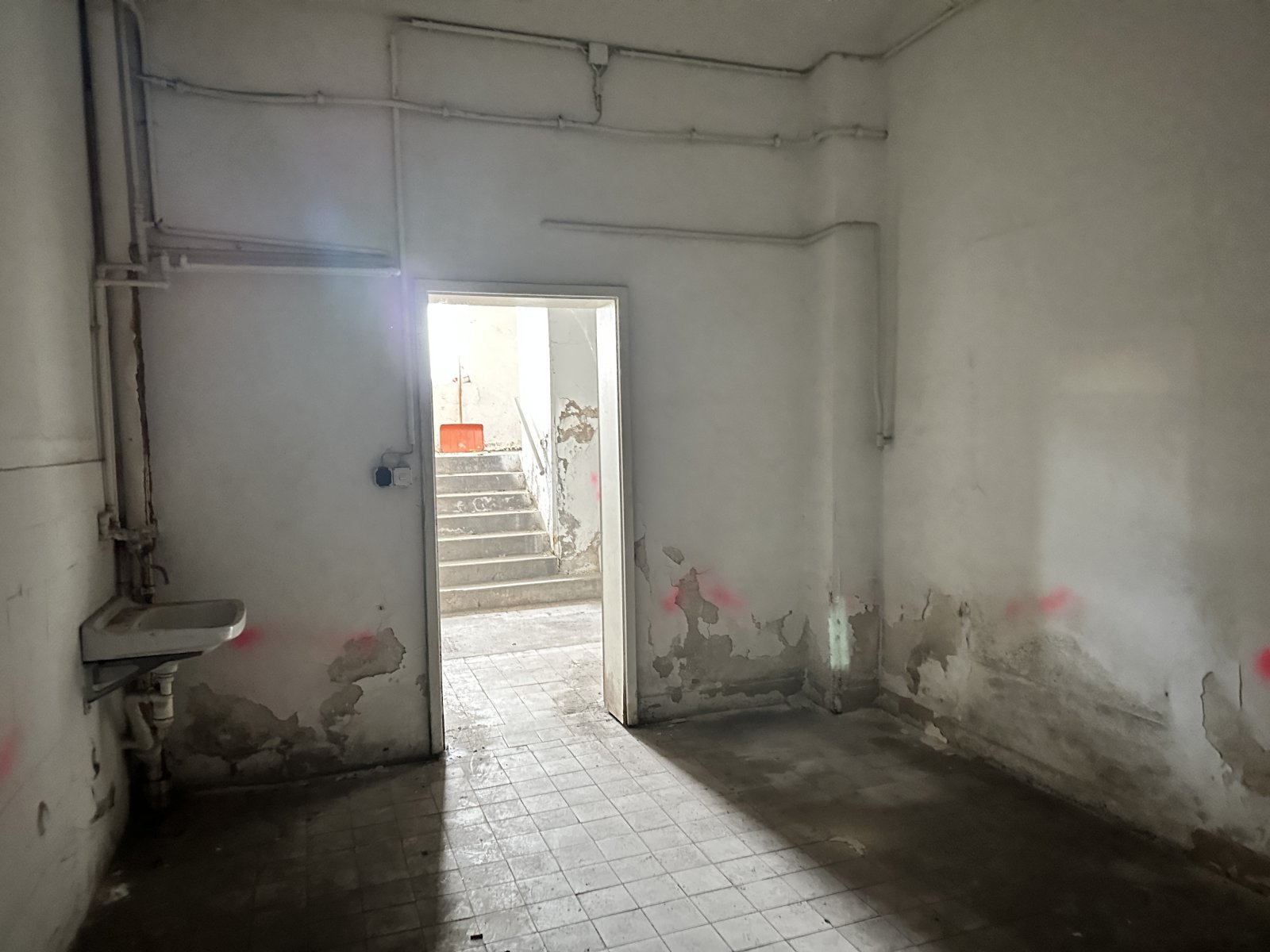 Ehem. MVZ, 42 Stellpl., unvermietet, Denkmalschutz, Sanierungsbedarf