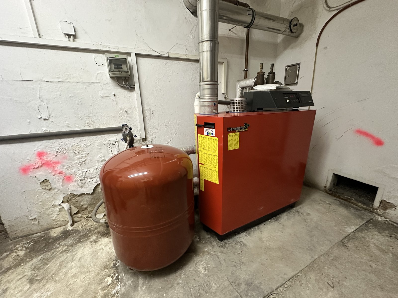 Ehem. MVZ, 42 Stellpl., unvermietet, Denkmalschutz, Sanierungsbedarf