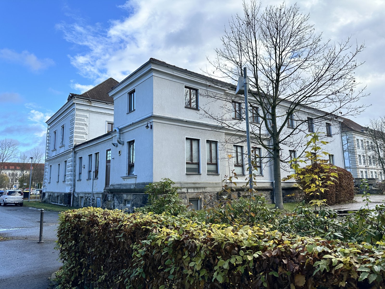 Ehem. MVZ, 42 Stellpl., unvermietet, Denkmalschutz, Sanierungsbedarf