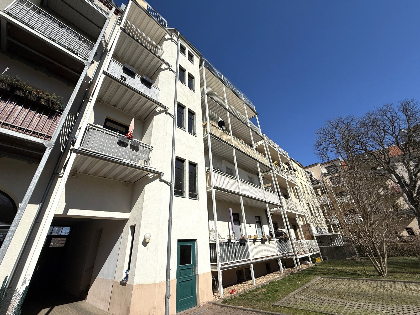 Vermietete 2-Raumwhg. in zentrumsnaher Lage! Großer Südbalkon, EBK, Tageslichtbad u. Stpl.!