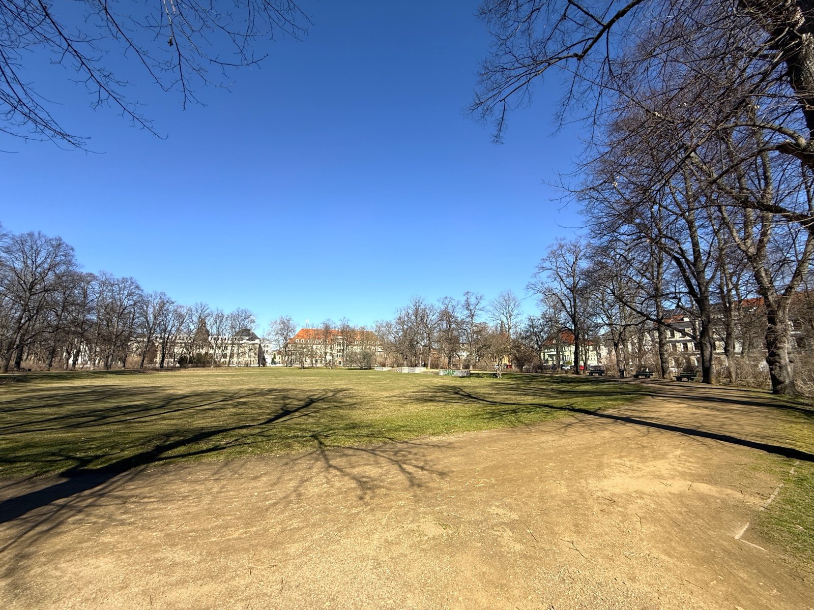 Vermietete 2-Raumwhg. in zentrumsnaher Lage! Großer Südbalkon, EBK, Tageslichtbad u. Stpl.!