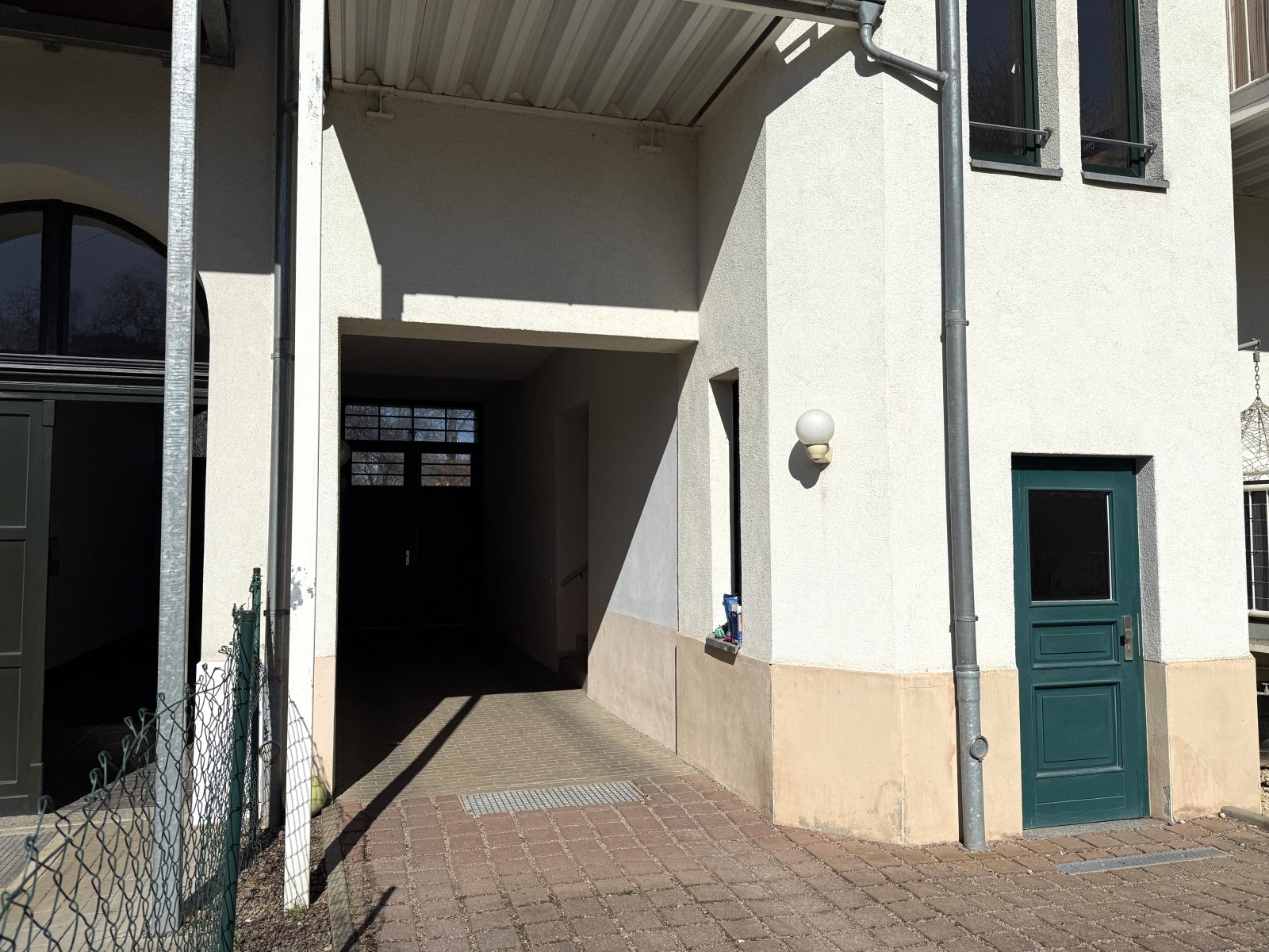 Vermietete 2-Raumwhg. in zentrumsnaher Lage! Großer Südbalkon, EBK, Tageslichtbad u. Stpl.!