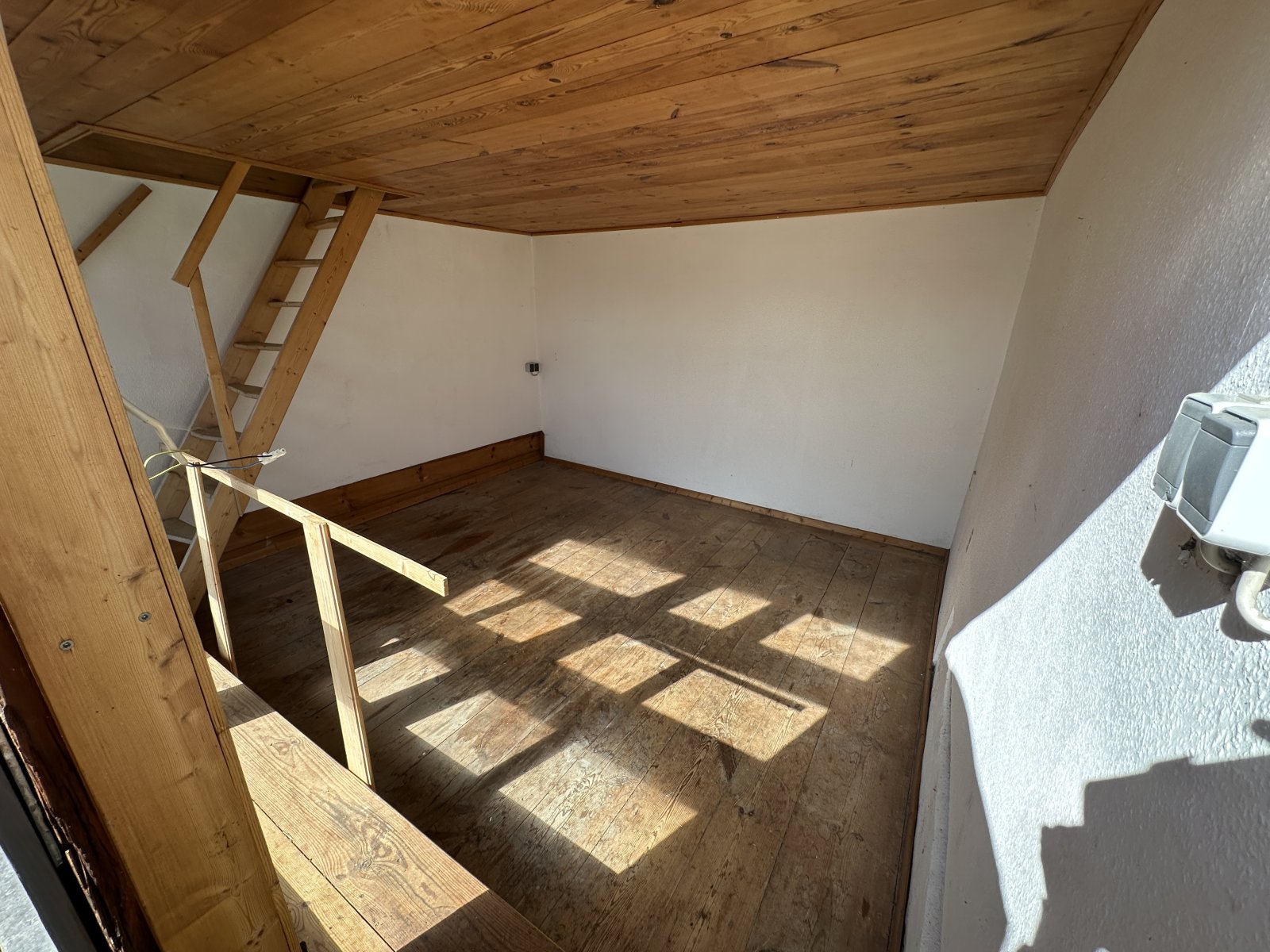 Idyllisches Landleben auf ehemaligem Bauernhof, gepflegter Zustand, ca. 2.400 m² Grundstück