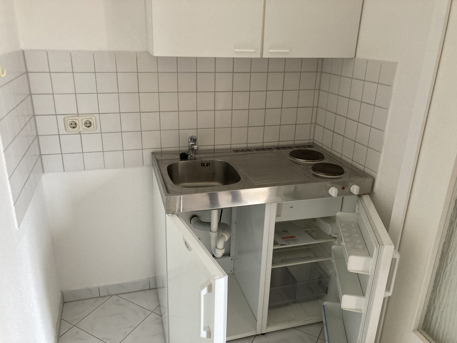 Ab 1.10.! Helle 1-Raumwohnung mit Singleküche und Balkon in Marienthal!