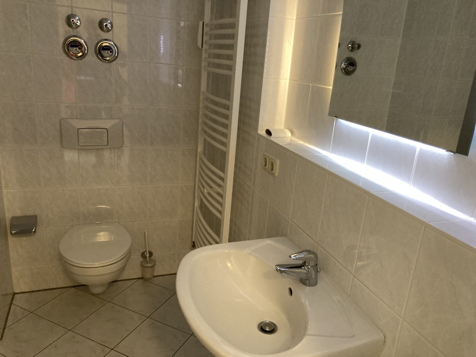 Ab 1.10.! Helle 1-Raumwohnung mit Singleküche und Balkon in Marienthal!