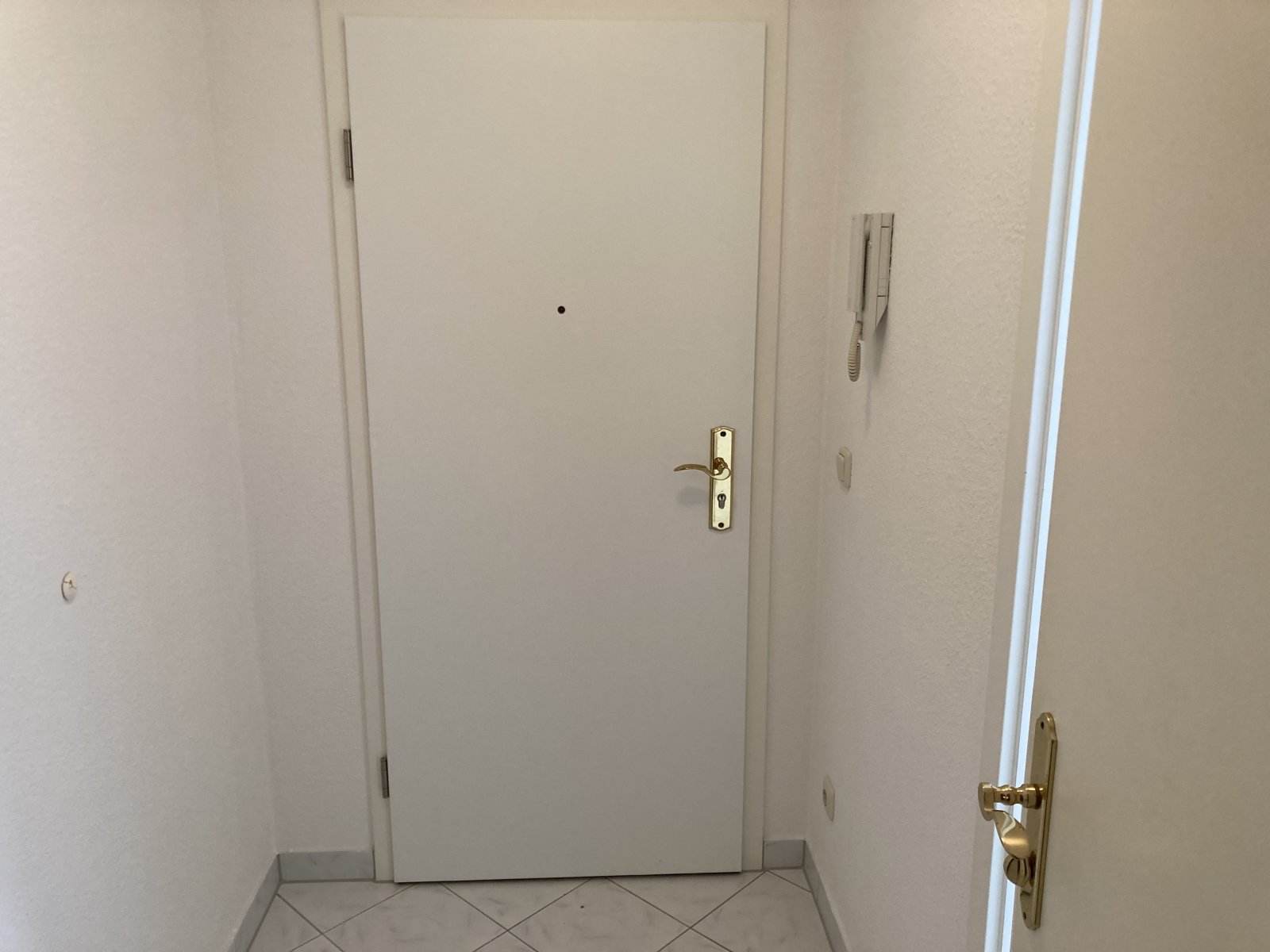 Ab 1.10.! Helle 1-Raumwohnung mit Singleküche und Balkon in Marienthal!