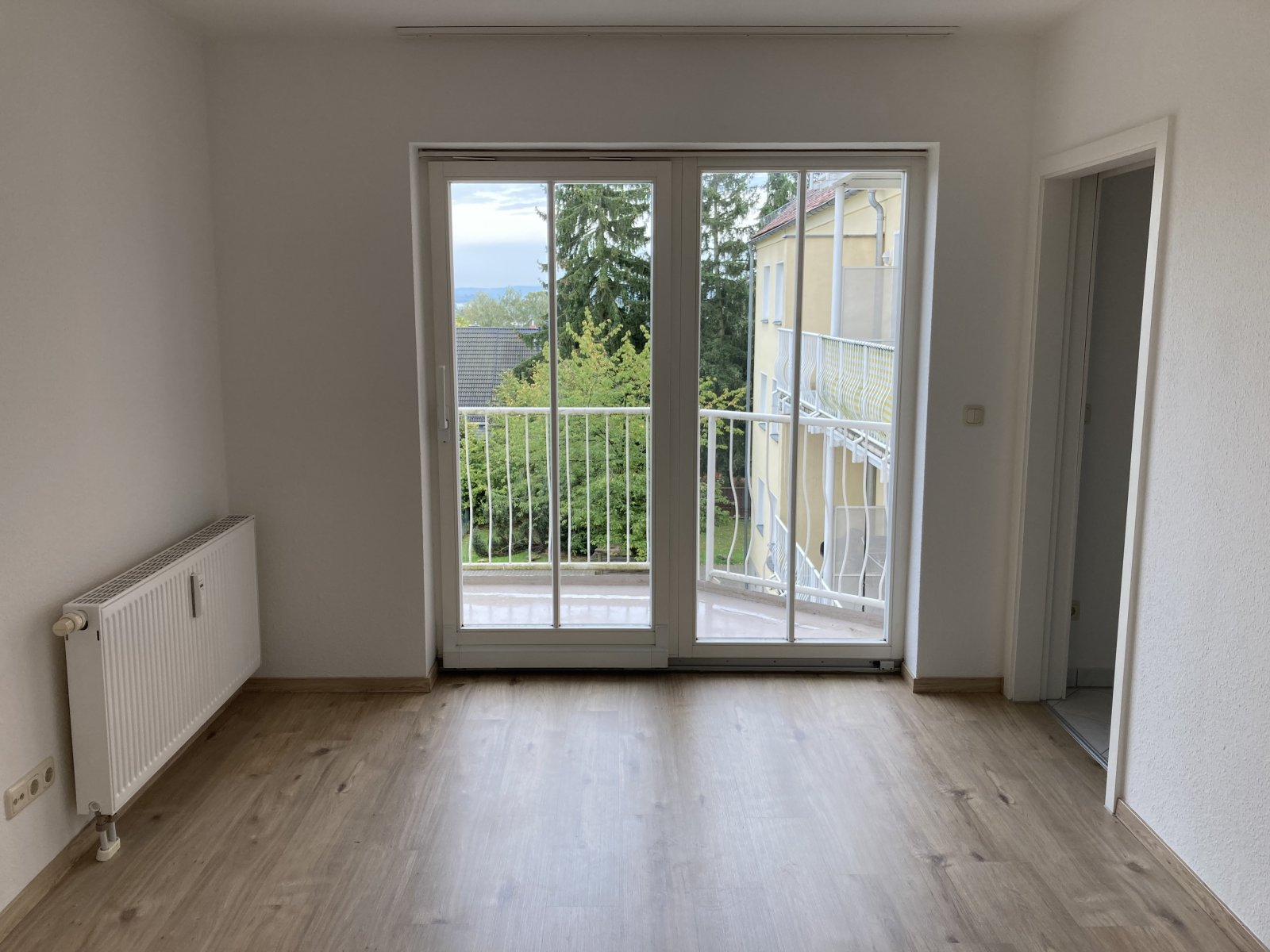 Ab 1.10.! Helle 1-Raumwohnung mit Singleküche und Balkon in Marienthal!