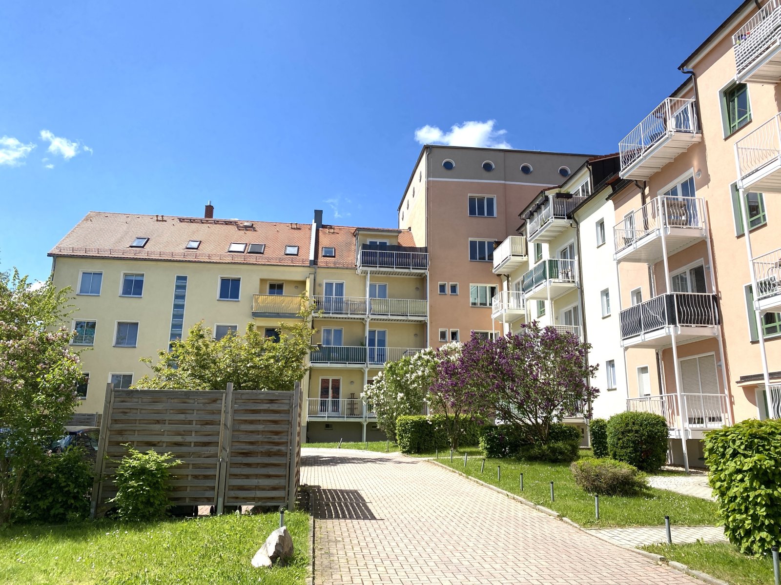 Ab 1.10.! Helle 1-Raumwohnung mit Singleküche und Balkon in Marienthal!