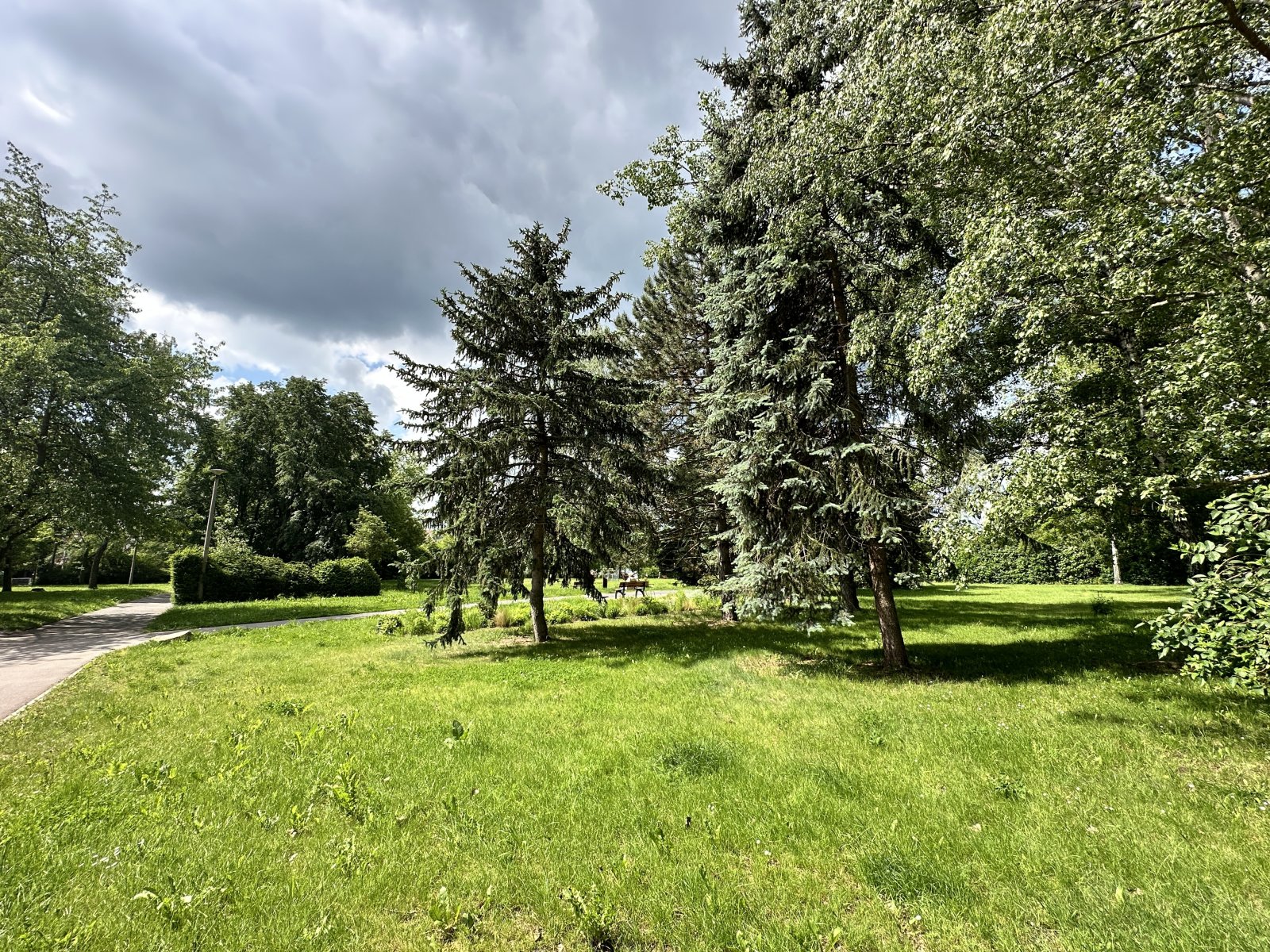Investieren in Marienthal: Vermietete Wohnung mit Balkon, Tageslichtküche & Stellplatz