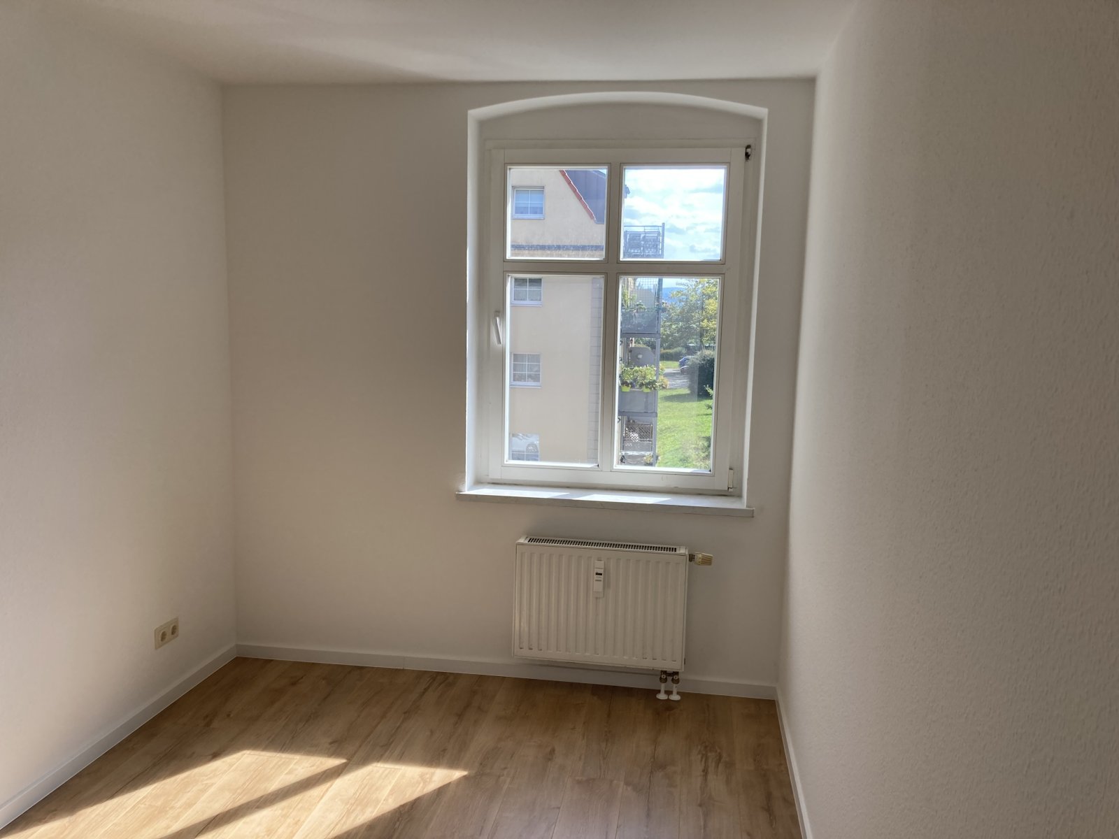 Investieren in Marienthal: Vermietete Wohnung mit Balkon, Tageslichtküche & Stellplatz