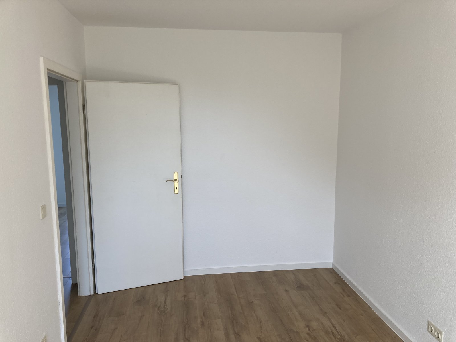 Investieren in Marienthal: Vermietete Wohnung mit Balkon, Tageslichtküche & Stellplatz