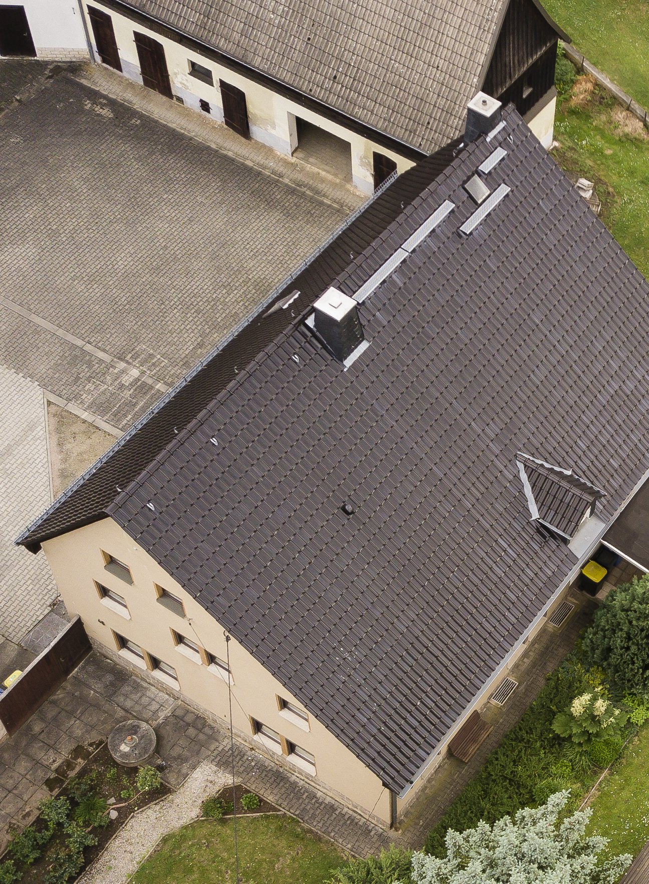 Sanierungsbed. Wohnhaus mit denkmalgeschütztem Wirtschaftsgebäude + Garage