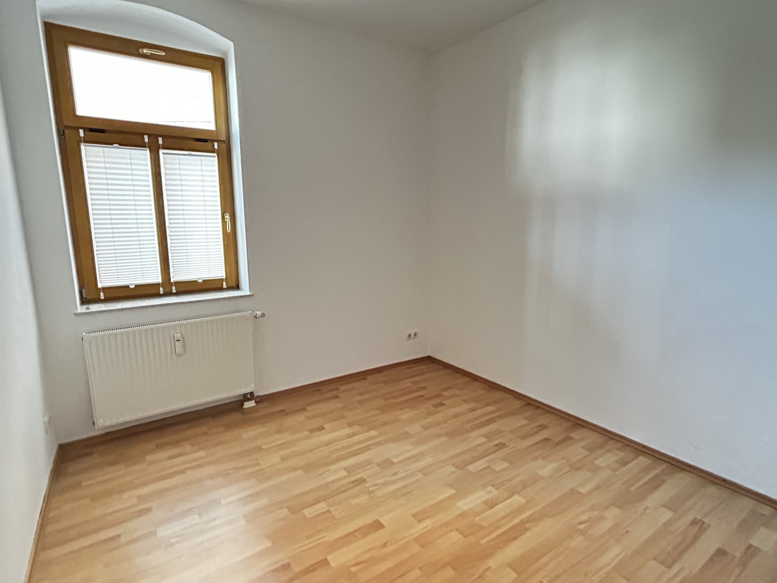 Leerstehende, helle 2-Raumwohnung mit EBK in Kirchberg! Denkmalschutz!