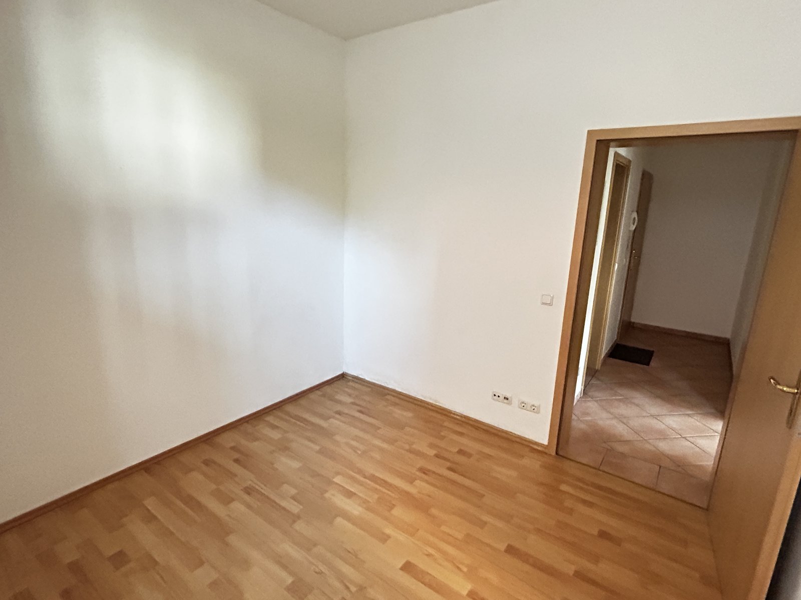 Leerstehende, helle 2-Raumwohnung mit EBK in Kirchberg! Denkmalschutz!