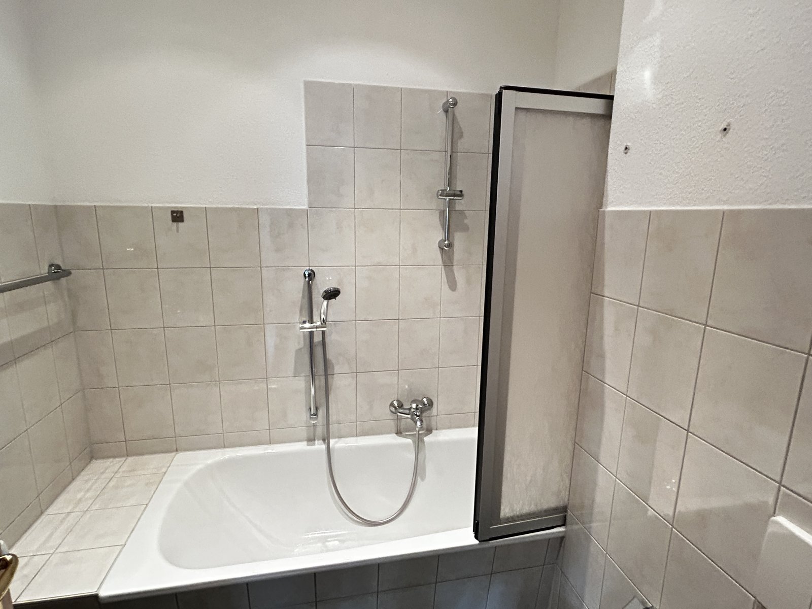 Leerstehende, helle 2-Raumwohnung mit EBK in Kirchberg! Denkmalschutz!