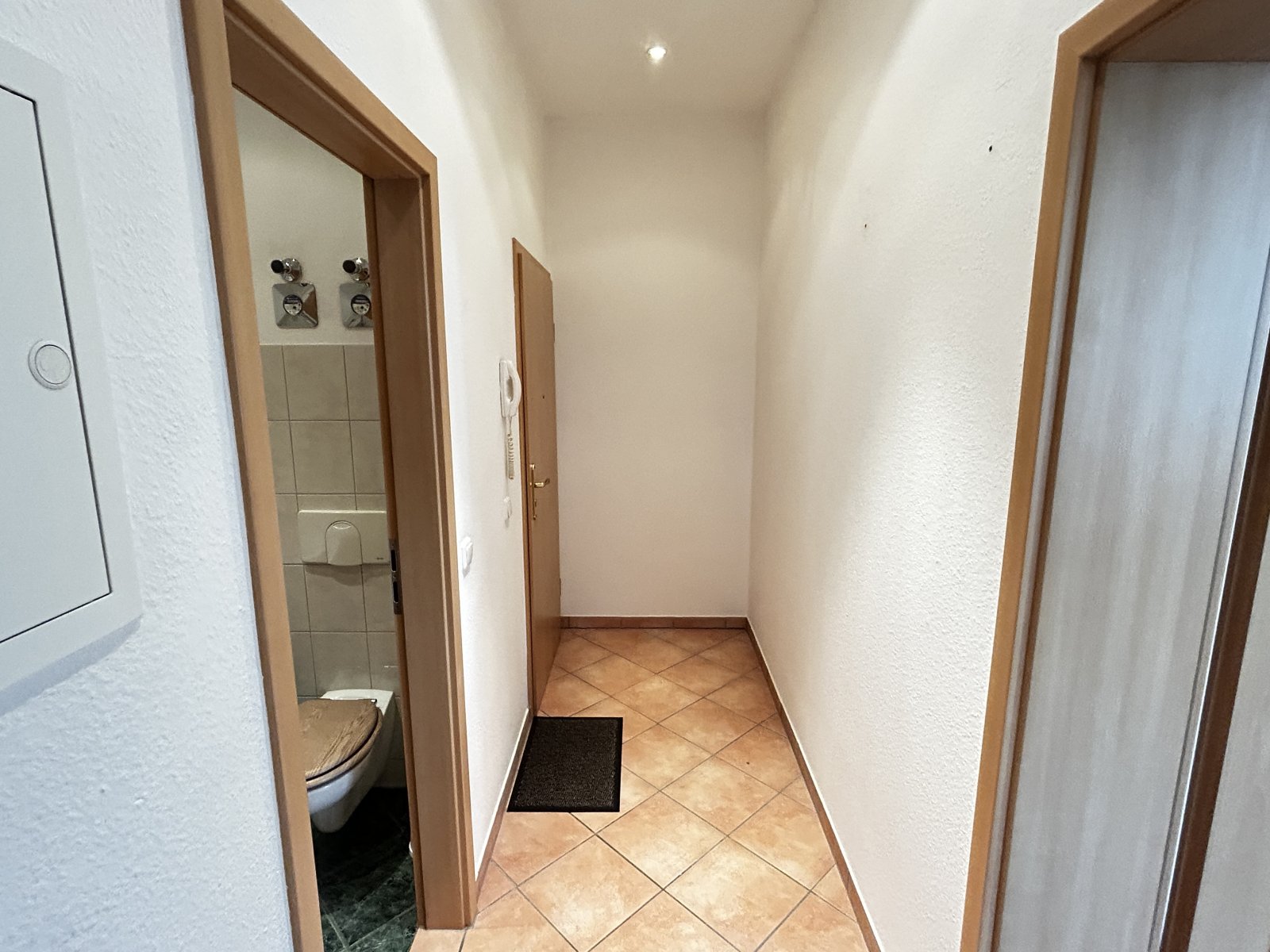 Leerstehende, helle 2-Raumwohnung mit EBK in Kirchberg! Denkmalschutz!