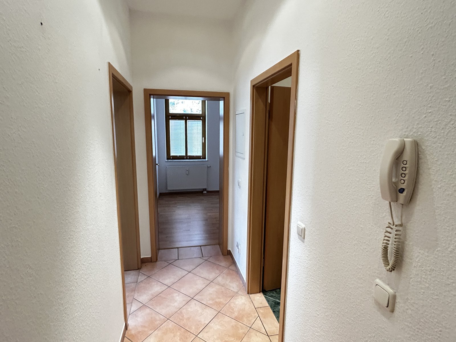 Leerstehende, helle 2-Raumwohnung mit EBK in Kirchberg! Denkmalschutz!