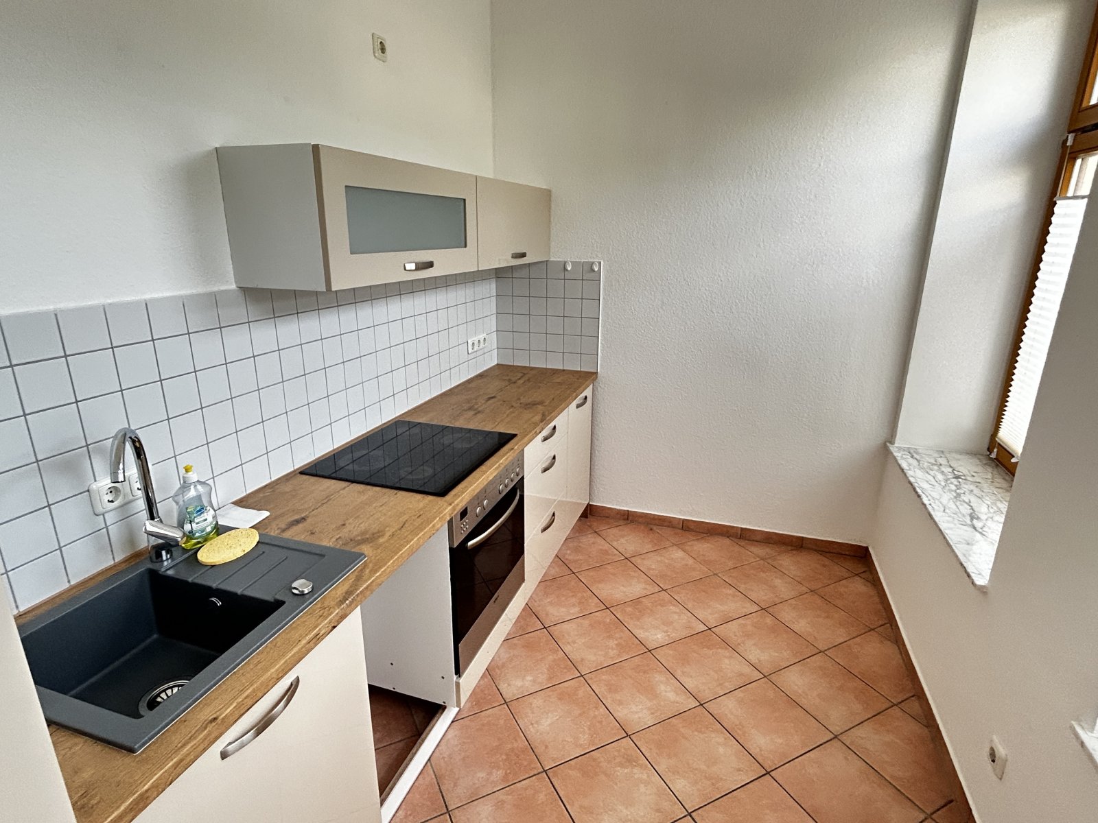 Leerstehende, helle 2-Raumwohnung mit EBK in Kirchberg! Denkmalschutz!