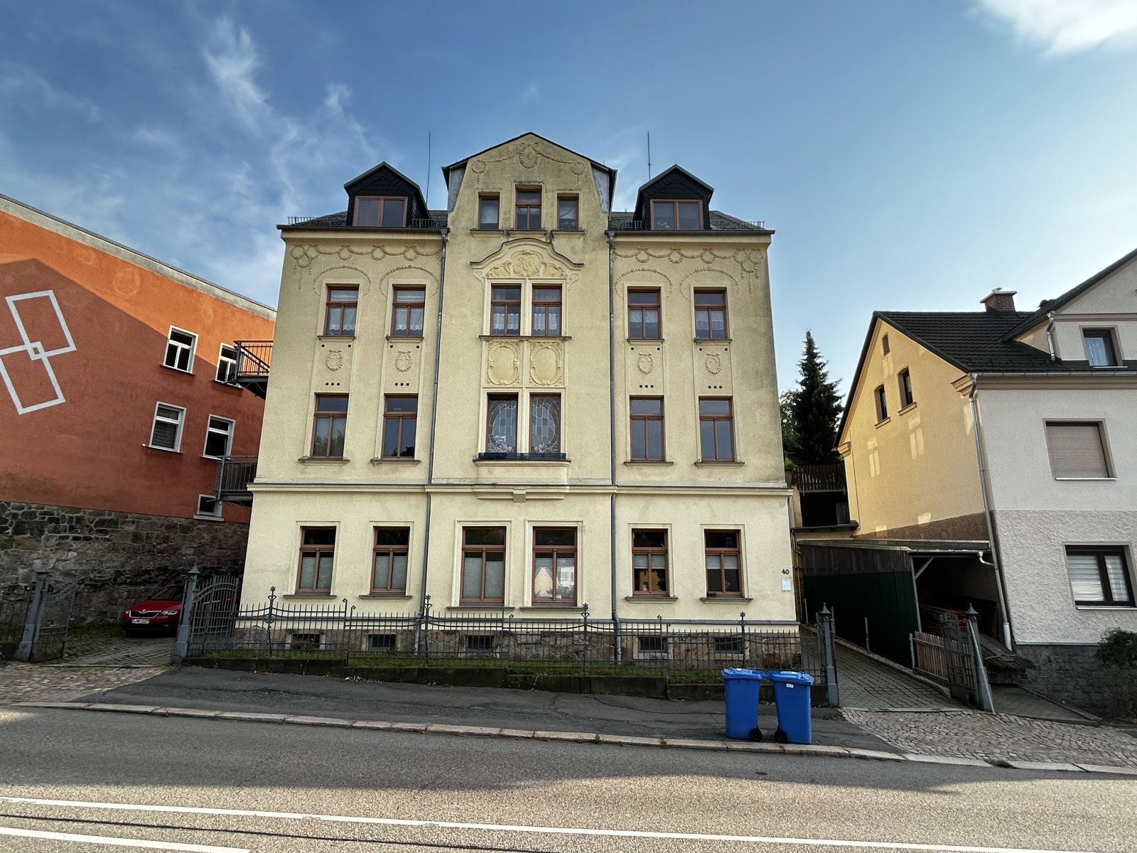 Leerstehende, helle 2-Raumwohnung mit EBK in Kirchberg! Denkmalschutz!