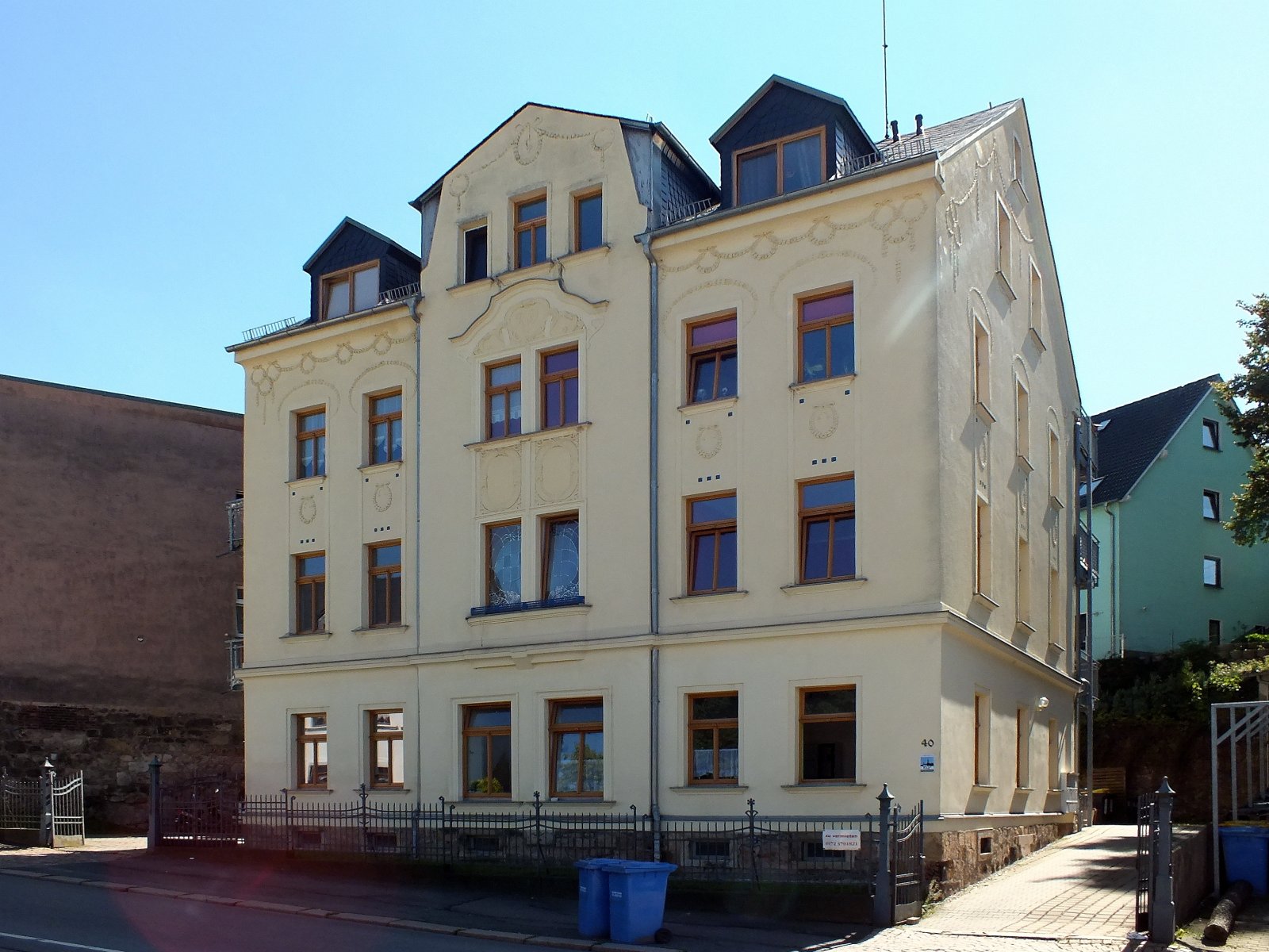 Leerstehende, helle 2-Raumwohnung mit EBK in Kirchberg! Denkmalschutz!