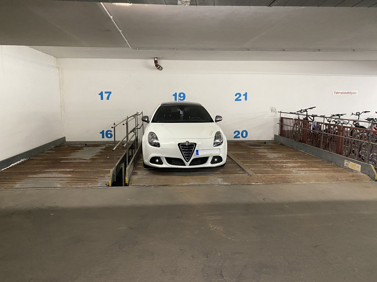 Vermietete 2-Raumwohnung mit Balkon, Fahrstuhl und TG-Stellplatz! Marienthal - Nähe HBK!