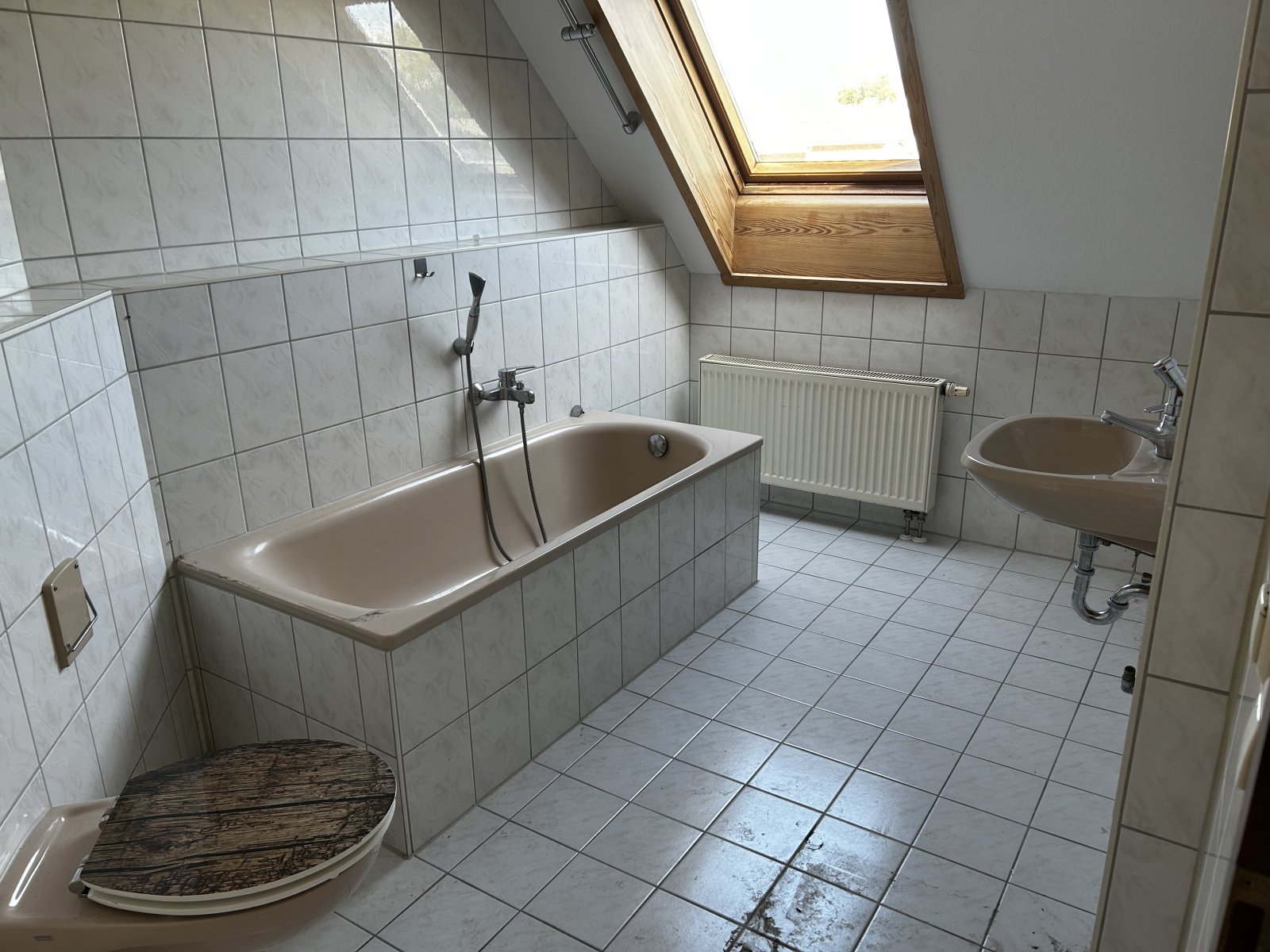 Helle 2-Raumwohnung mit 2 TG-Stpl! Fahrstuhl; Marienthal - Nähe HBK!