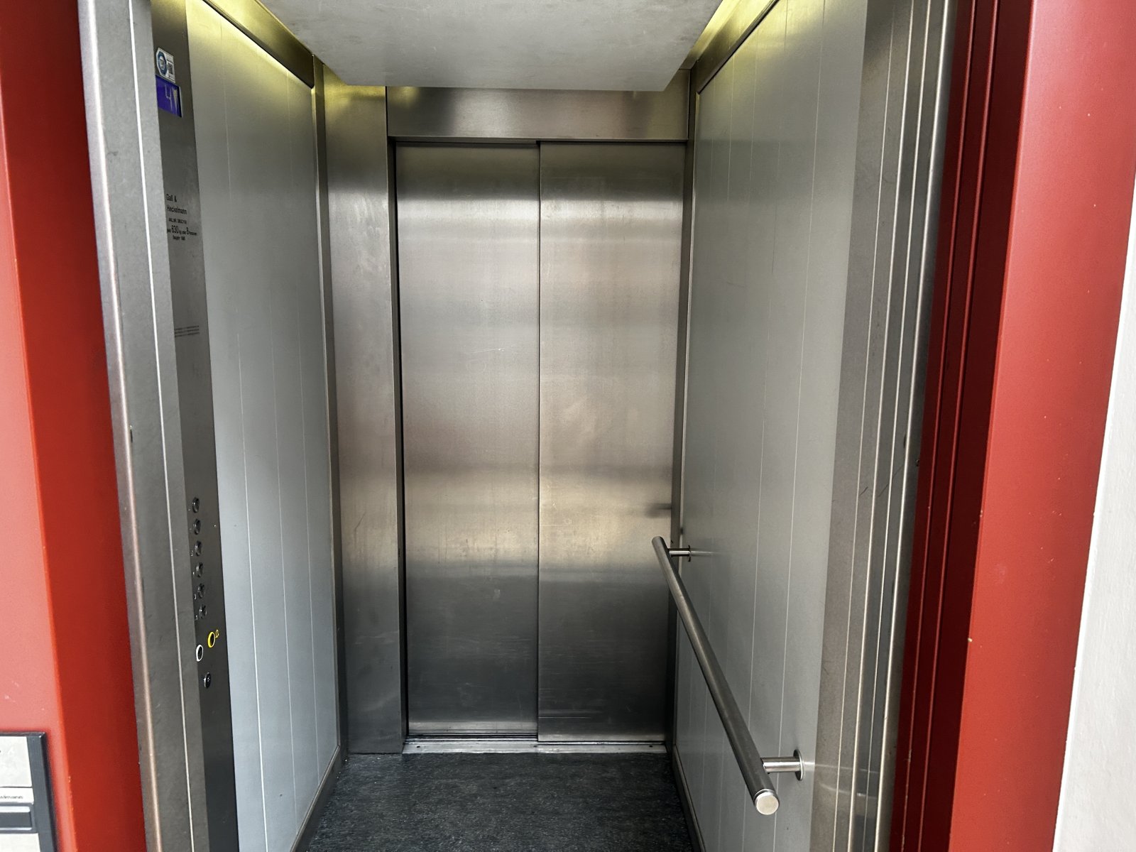 Helle 2-Raumwohnung mit 2 TG-Stpl! Fahrstuhl; Marienthal - Nähe HBK!