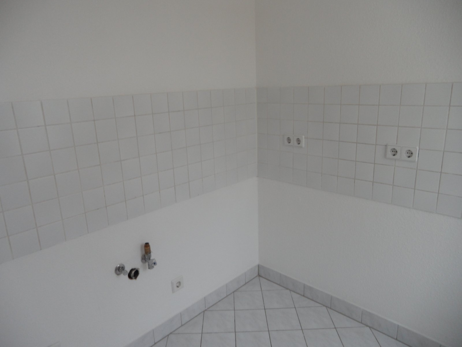 Ab 1.12.25! Helle, zentrumsnahe 3-Raumwohnung mit Balkon und EBK!