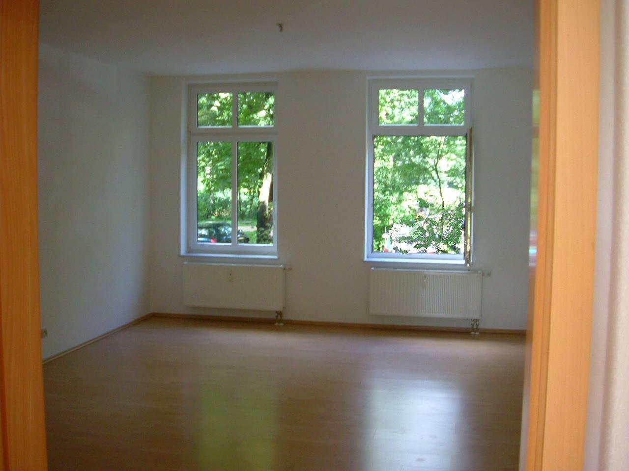 Vermietete 2-Raumwhg. in zentrumsnaher Lage! Großer Südbalkon, EBK, Tageslichtbad u. Stpl.!