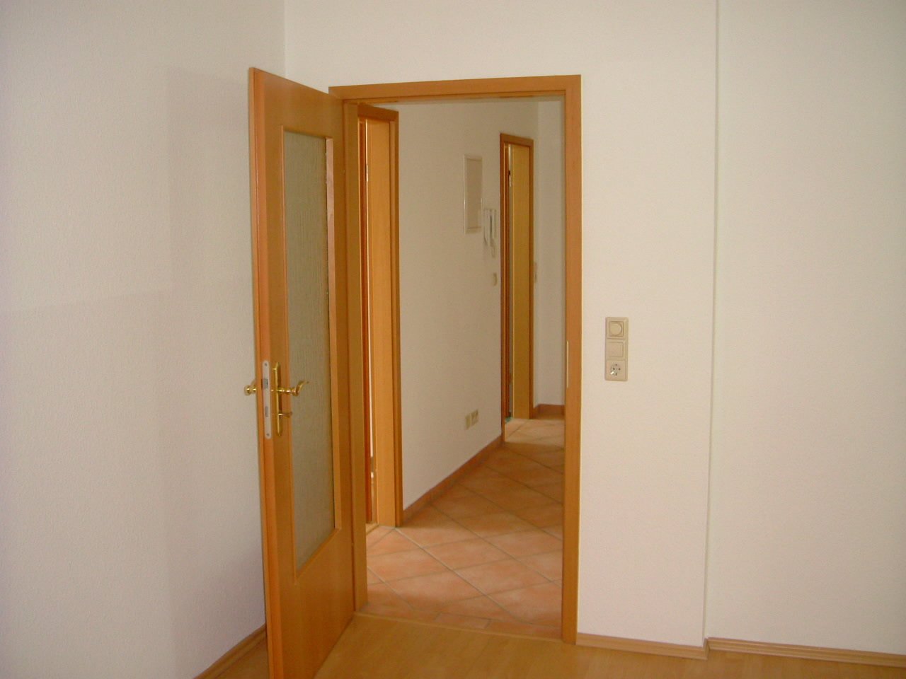 Vermietete 2-Raumwhg. in zentrumsnaher Lage! Großer Südbalkon, EBK, Tageslichtbad u. Stpl.!